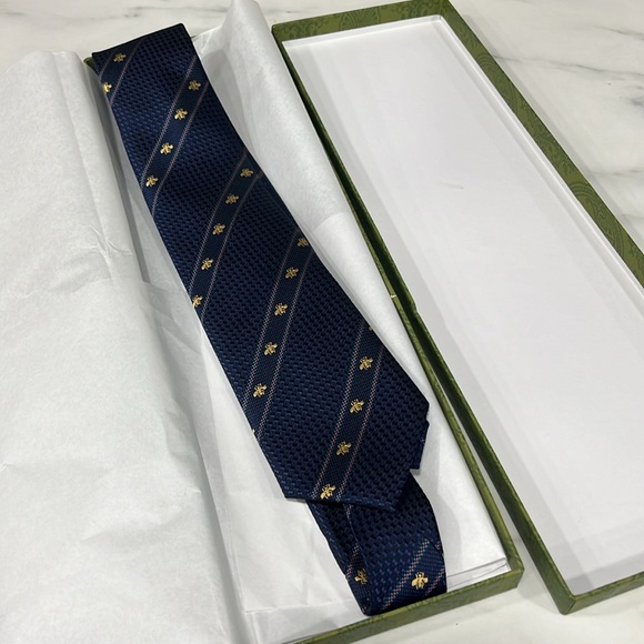Gucci midnight navy and red silk bee web tie - Picture 4 of 8